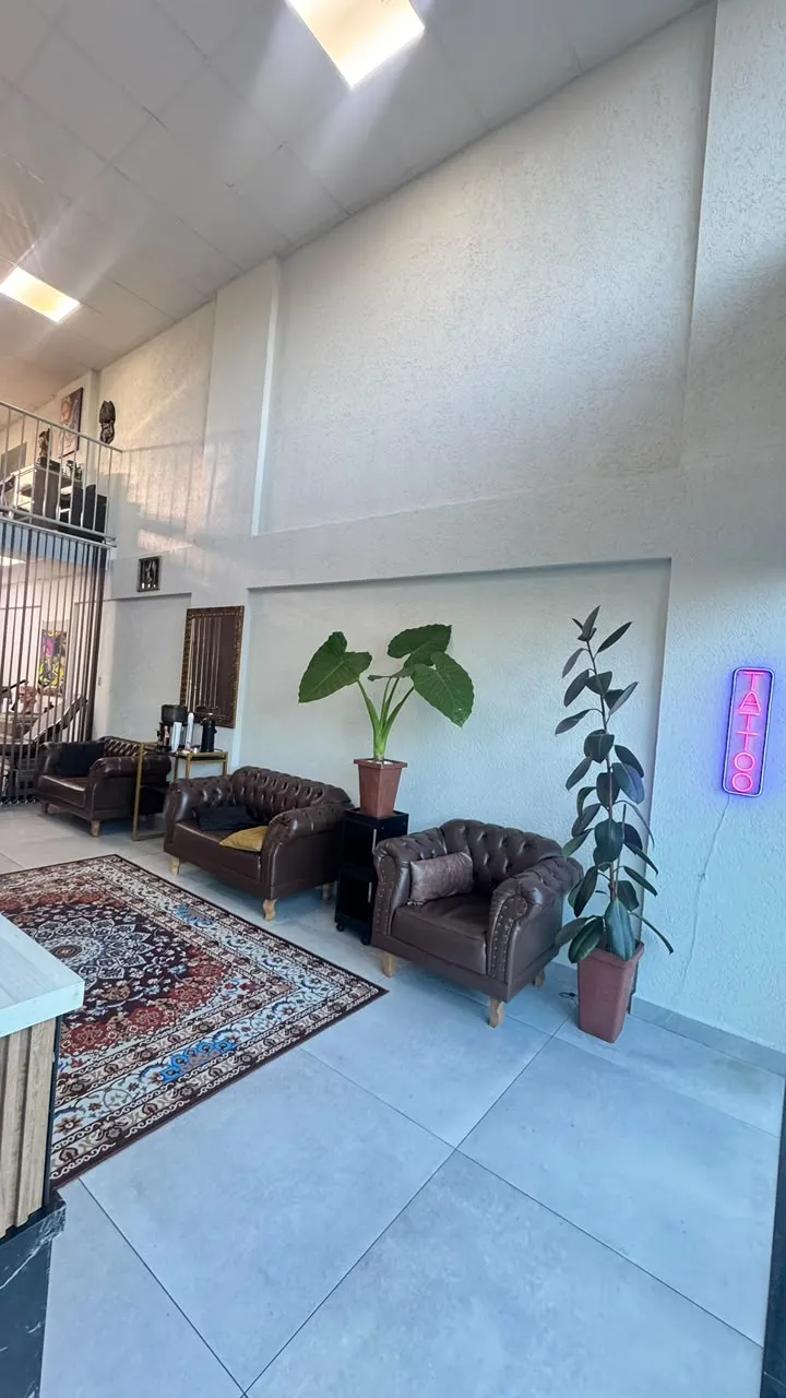 Sala de espera com sofás e plantas